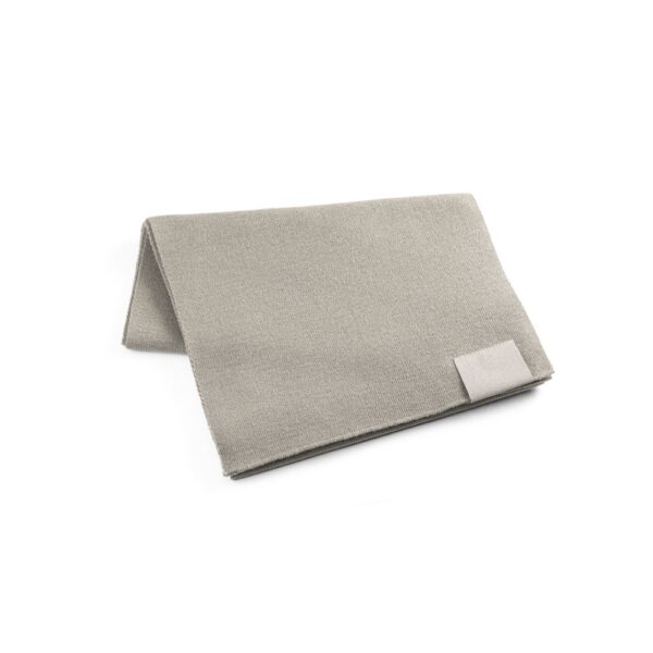 SERENITY. Schal aus recyceltem Polyester (100 % rPET) mit Aufnäher zur individuellen Veredelung - hellgrau